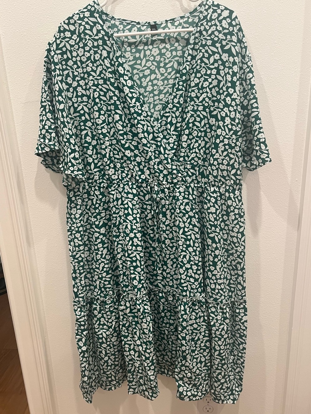 Women's Green Floral V-Neck Tiered Top (🌺 2 for $25 bundle item)